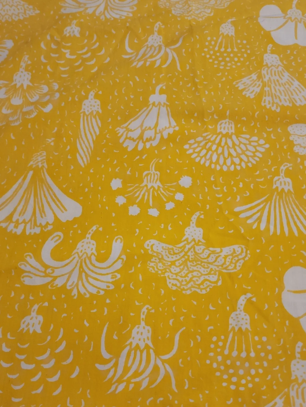 MCM Vintage Oval Yellow Dandelion-Like Floral Tablecloth 60x80